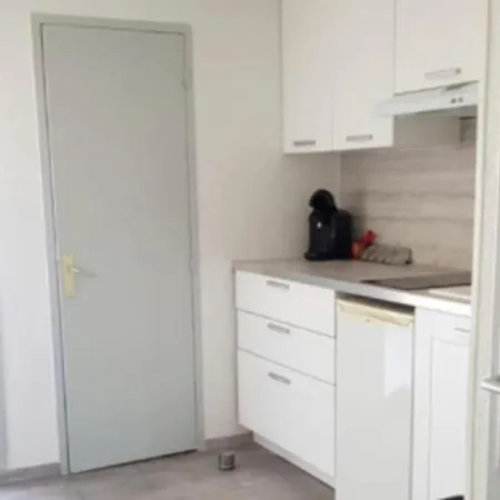 Apartment Studio Cabin With Balcony Ideally Located!